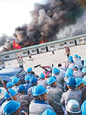 台塑河靜鋼鐵廠遭暴徒縱火，冒出大量濃煙。（互聯網圖片）