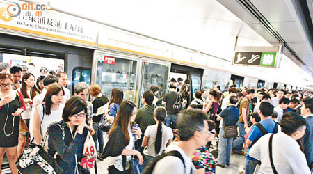 香港站在訊號故障時，月台擠滿乘客。（馬竟峯攝）