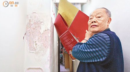 尹先生家中的牆壁因長期滲水，要自費重漆。