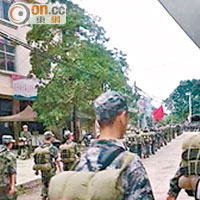網民上傳重兵進入憑祥市的照片。
