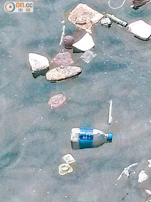 海面有大量垃圾漂浮，海事處估計廢物於退潮時從附近排水渠口流入海中。（讀者提供）