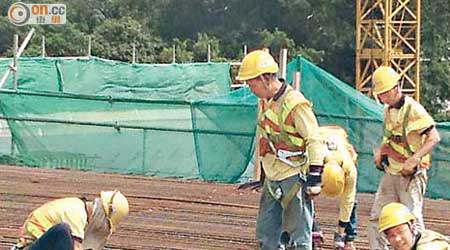 多項建造業工程展開，人力需求殷切。（資料圖片）