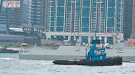 本報讀者昨日在維港拍攝到的疑似解放軍艦艇。
