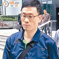 警員陳偉雄稱被斬後跑四層樓梯求助。