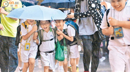 天真的小孩無懼雷雨，幾人擠在一把雨傘下仍樂透。（梁鵬威攝）