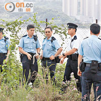 多名警員到建築地盤協助搜索。