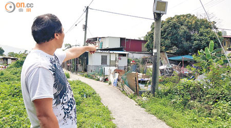 陳先生指石塘村近年出現大量非法寮屋，令治安每況愈下。