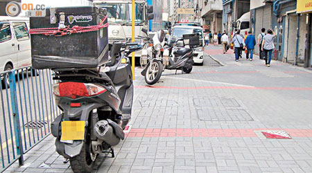 常有電單車違泊於鴻圖道的行人路上。