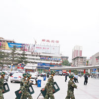 解除警戒後，大批公安武警到蘭州火車站巡邏。（中新社圖片）