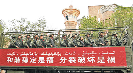 載滿士兵的車經過國際大巴扎。（中新社圖片）