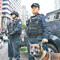 烏魯木齊特警在街上巡邏戒備。（互聯網圖片）
