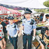 北京<br>北京警員在街市巡邏。（互聯網圖片）