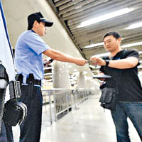 北京天安門附近五個地鐵站首次有警員持槍巡邏。（互聯網圖片）