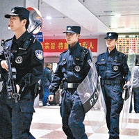 貴陽<br>貴陽警方配齊長、短武器在火車站等重要區域武裝巡邏。（中新社圖片）