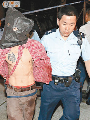 胸有紋身的「四眼光」被捕帶署調查。