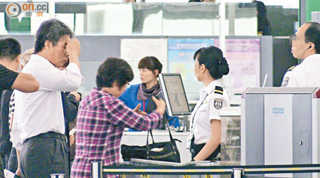 機場保安X光檢查員須嚴謹檢查行李，執勤時不能玩手機。（朱晉呈攝）