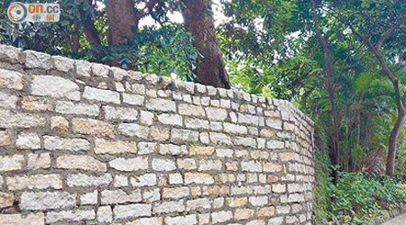 香港公園內的古石牆有逾一百五十年歷史，但未列入法定古蹟。