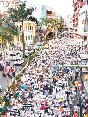 澳門昨日有二萬人參加反「離補」遊行，屬回歸以來人數最多的一次。