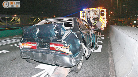 凌志房車車尾嚴重損毀。（沈厚錚攝）