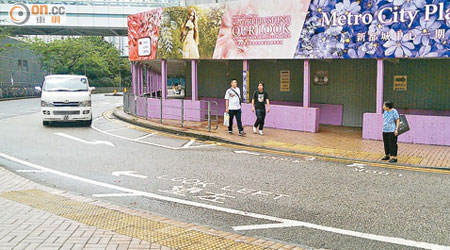 運輸署接獲轉介後在行車線左方髹上「影線」，使車輛靠右及減速行駛。