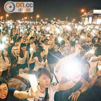 昨晚大批示威者一起揮動手機，以電筒燈光代替燭光，表達他們抗爭之心。