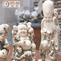 吳宏斌的象牙收藏品造型栩栩如生。
