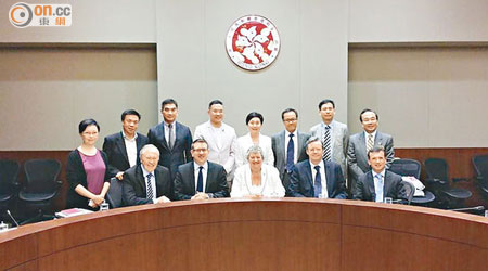 多名立法會議員（後排）接待英國國會五位中國事務小組成員大談政制發展。
