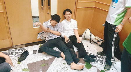 許智峰（左）同吳兆康混亂中連鞋襪都甩埋。（互聯網圖片）