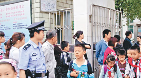 武漢幼稚園放學時亦加派保安。（互聯網圖片）