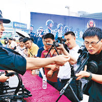 廣西<br>桂林市民於反恐宣傳活動上體驗反恐新武器。（中新社圖片）