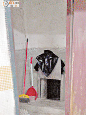 太平邨有高層垃圾房「門常開」，露出垃圾槽口，或對小童構成危險。