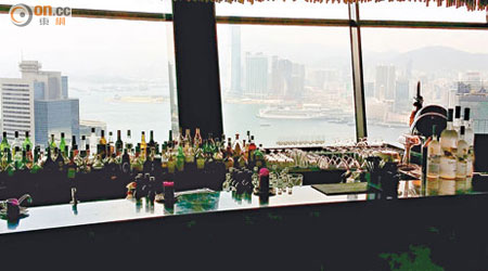 旋轉餐廳內可三百六十度飽覽維港景致。