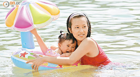 天氣炎熱，很多家庭昨日帶同子女到泳灘解暑。（羅錦鴻攝）