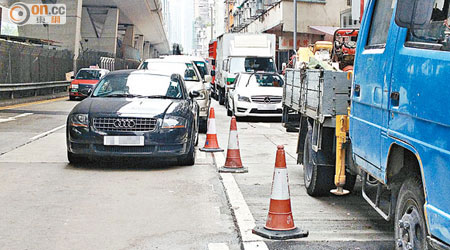 通州街有大量車輛違泊，令行車路嚴重受阻。