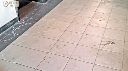 樂晴樓廿一樓的電梯大堂，地上留有粉筆圈畫的痕迹。（容惠玲攝）