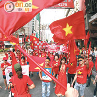 首次有手持越南國旗的人士參加六四遊行，爭取維護西沙主權。（黃仲民攝）