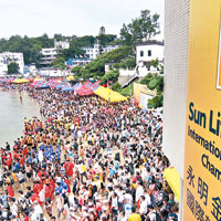 每年赤柱的國際龍舟錦標賽吸引大批市民前往參觀。（互聯網圖片）