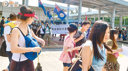 「香港人優先」昨向入境來港的旅客展示「蝗蟲，請你不要來」橫幅，多名內地旅客坦言對示威者的抗議行為感難受。（蕭毅攝）