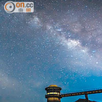 昨凌晨在西貢萬宜水庫拍到的星空，異常壯麗。（讀者羅先生拍攝）