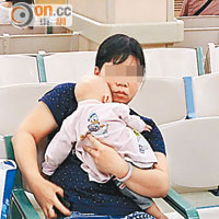 女嬰由母親抱送醫院治療。