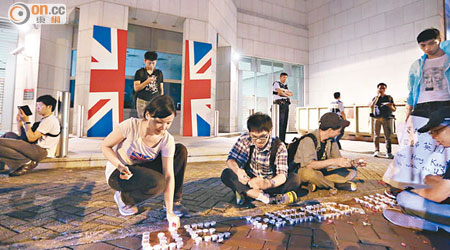 數名本土派成員在英國駐港總領事館外集會，要求「香港回歸英國」。