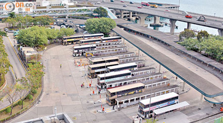 政府計劃搬遷位於觀塘海濱的駕駛學校及巴士總站，釋出地皮的發展潛力。