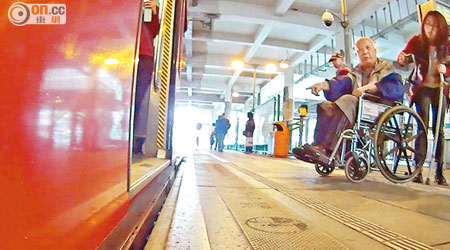 到站列車與月台出現落差，不便輪椅客從月台登上輕鐵列車。