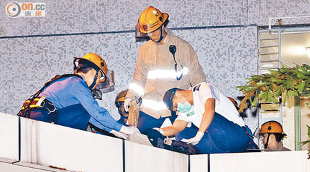 救護員證實跳樓女子在簷篷上已死亡。（楊偉嶽攝）