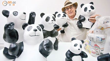 「熊貓之父」Paulo Grangeon期望一千六百隻紙糊熊貓在港掀起熱潮。（潘思維攝）
