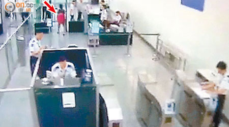 保安人員未能發現旅客背囊未經X光檢查（箭嘴示），揭機場保安漏洞。