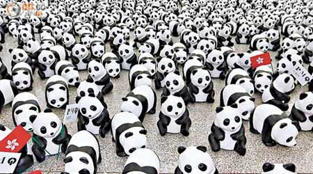 一千六百隻紙熊貓抵達香港國際機場，先聲奪人。（何頴賢攝）