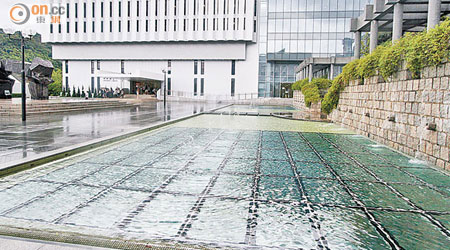 中大圖書館外「惠園」水池下擴建了一個三千平方米的學習地庫。（何天成攝）