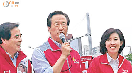 鄭夢準（中）在競逐首爾市長活動時驚爆「收買球證」風波。