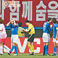 02年世界盃球證多次爭議性判決，令南韓（白衫）歷史性出線4強。
